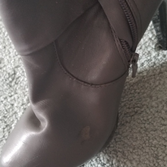 Gray boots and matching handbag. - Picture 3 of 5